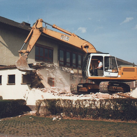 Abriss eines nicht benötigten Nebengebäudes durch die Firma Berthold Stenger