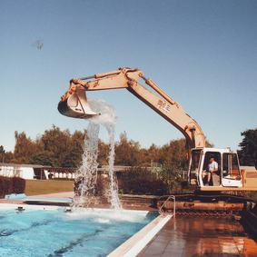 Bagger im Schwimmbad